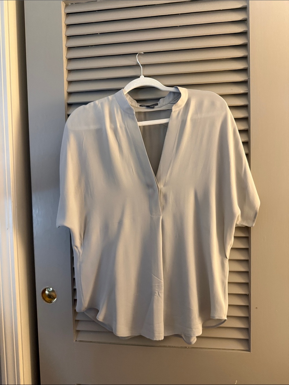 Vince Light Gray Split-Neck Short Sleeve Blouse